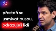 Přestaň se usmívat pusou, odrazuješ lidi. Než si ho vezmeš sleduj jeho nohy, říká expert na řeč těla